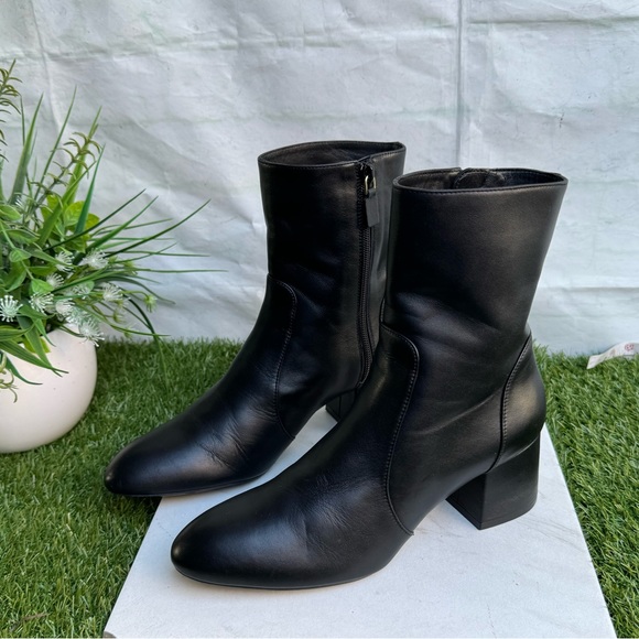 STUART WEITZMAN
'FLAREBLOCK' HEELED ANKLE BOOTS
$609.00 black soft Leather 8.5 - Picture 10 of 14